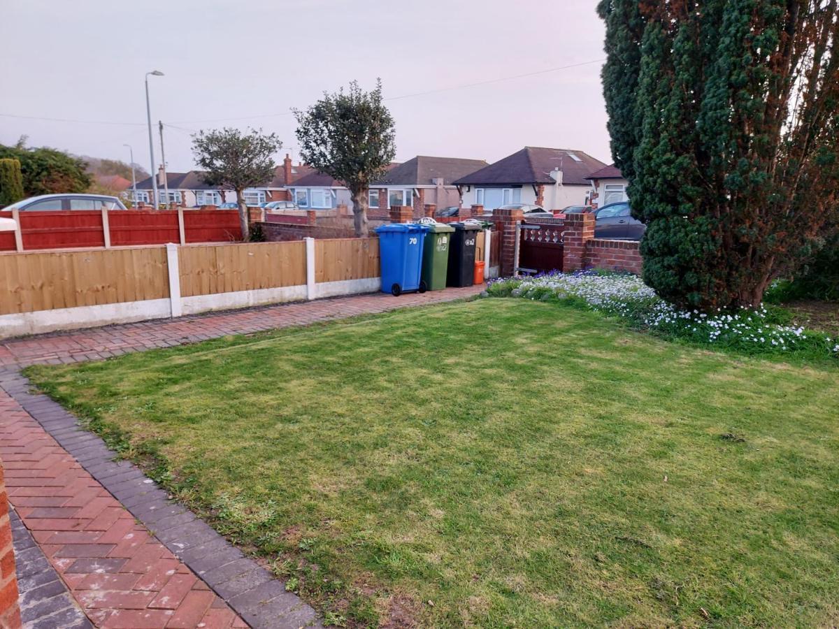 The Hermitage Private Detached Bungalow Villa Rhyl Dış mekan fotoğraf